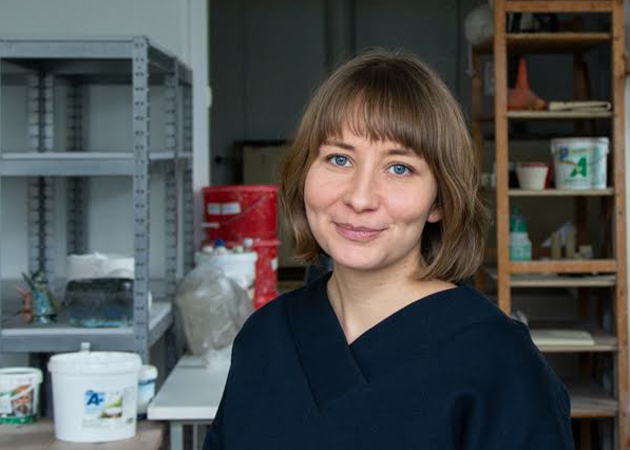 Anna Härmälä. Taidekokonaisuuden pääopettaja.
