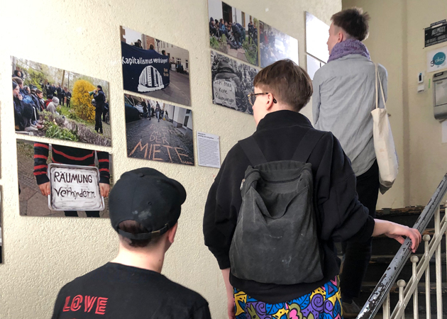 Studenter tittar på bilder i ett konstgalleri i Berlin.