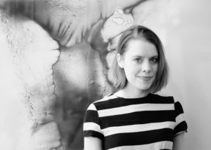 Johanna Brun raidallisessa paidassa